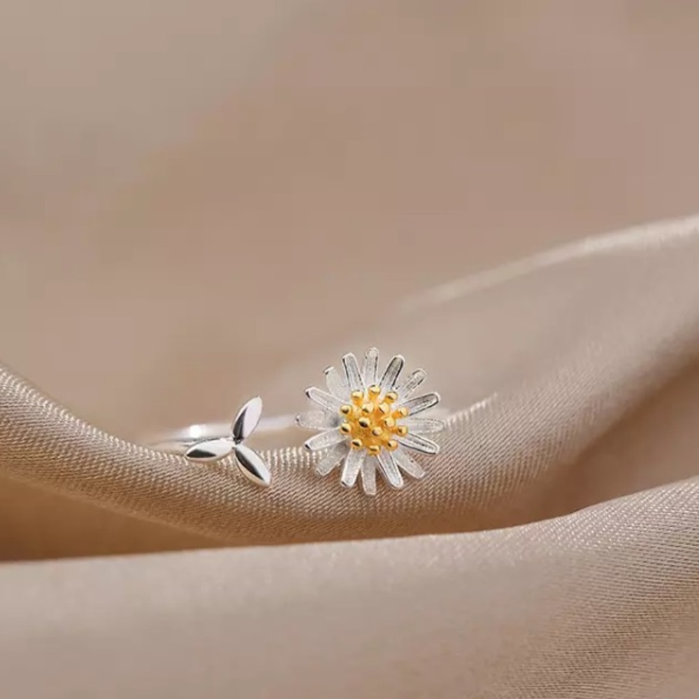“A Good Day” Dainty Minimalist Floral Daisy Ring - Picture 6 of 8